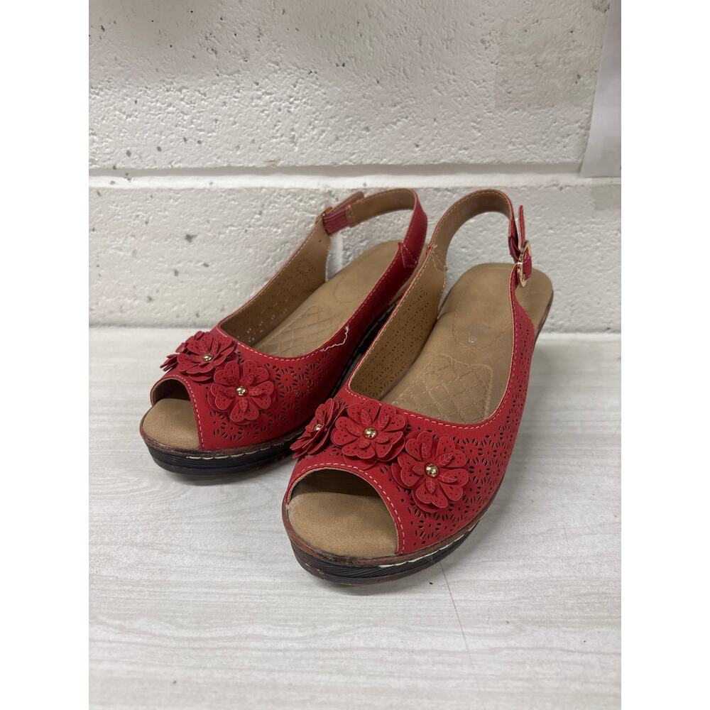 NIB Patrizia 5.5-6 DeeDee Red Faux Leather 3D Floral Slingback Heeled Sandals - Picture 2 of 4